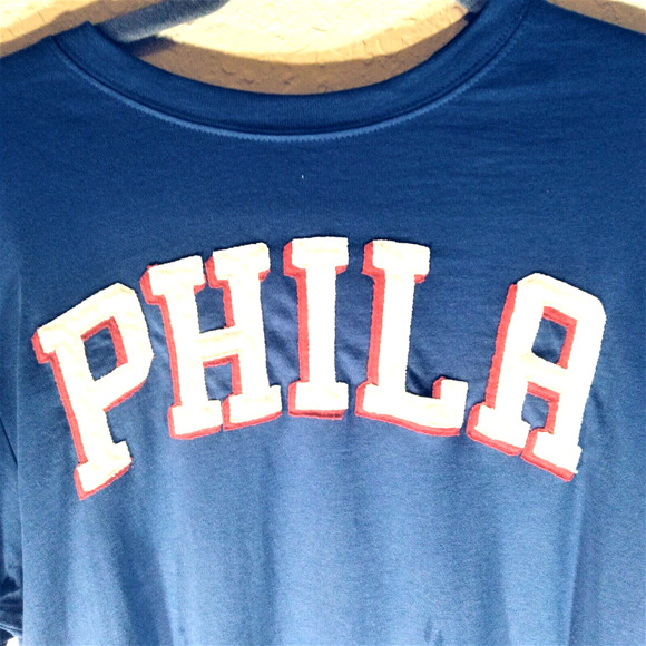 NBA 76ers Retro T-Shirt Small 70's Style Philadelphia Logo Blue Embroidered NWT - Picture 2 of 5
